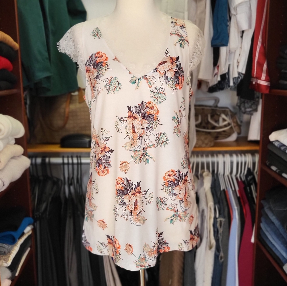 Floral blouse with short sleeves. Lace